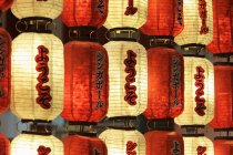 Lanternas de papel vermelho e branco — Fotografia de Stock