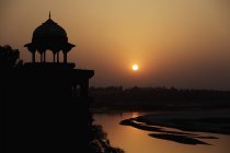 Puesta de sol sobre el Taj Mahal - foto de stock