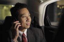 Uomo d'affari in macchina che parla al telefono — Foto stock