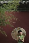 Женщина в традиционном китайском платье — стоковое фото