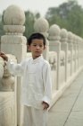 Мальчик в традиционной одежде — стоковое фото