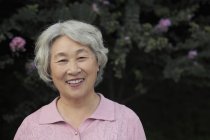 Porträt einer lächelnden Seniorin — Stockfoto