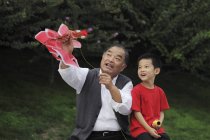 Дедушка и внук играют — стоковое фото