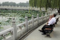 Casal sênior sentado no banco do parque — Fotografia de Stock