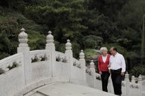 Couple aîné marchant sur le pont — Photo de stock