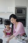 Mutter bringt Tochter Kochen bei — Stockfoto