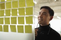 Man looking at sticky notes — Stock Photo