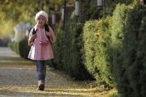 Giovane ragazza asiatica a piedi giù marciapiede — Foto stock