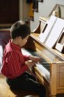 Menino tocando piano — Fotografia de Stock