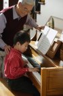 Хлопчик грає фортепіано — стокове фото