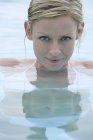 Mujer rubia en la piscina - foto de stock