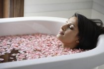 Жінка лежить у ванні — стокове фото