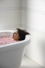 Mulher deitada na banheira — Fotografia de Stock