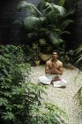 Hombre haciendo ejercicios de yoga - foto de stock