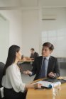 Businesswoman discussion with colleague — Stock Photo