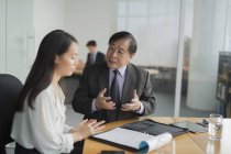 Businesswoman discussion with colleague — Stock Photo