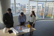 Architect discussing with customers — Stock Photo
