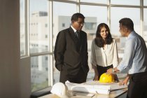 Architect discussing with customers — Stock Photo