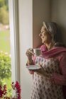 Зрелая женщина с чашкой чая — стоковое фото