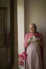 Зрелая женщина с чашкой чая — стоковое фото