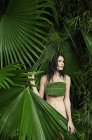 Жінка за великим тропічним листям — стокове фото