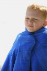 Ragazzo avvolto in asciugamano blu — Foto stock