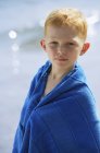Menino envolto em toalha azul — Fotografia de Stock