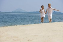 Щасливі діти біжать на пляжі — стокове фото