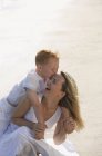 Frau mit Junge am Strand — Stockfoto