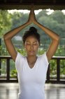 Donna che fa esercizi di yoga — Foto stock