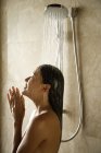 Donna che fa la doccia — Foto stock
