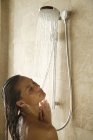 Femme prenant une douche — Photo de stock