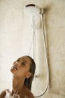 Femme prenant une douche — Photo de stock