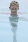 Блондинка в бассейне — стоковое фото