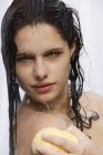 Mujer joven en la ducha - foto de stock