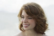 Adolescente chica con pelo rojo - foto de stock