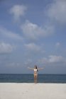 Giovane donna sulla spiaggia — Foto stock