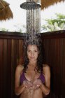 Giovane donna sotto la doccia — Foto stock