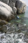 Homem de caiaque perto de rochas — Fotografia de Stock