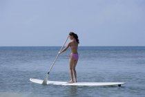 Donna a bordo surf in oceano — Foto stock