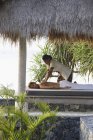 Mujer recibiendo masaje - foto de stock
