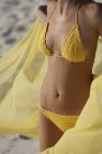 Frau im gelben Bikini — Stockfoto