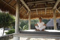 Uomo che fa yoga in sala all'aperto — Foto stock