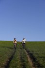 Jeune couple à vélo — Photo de stock