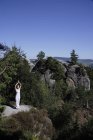 Femme faisant du yoga au sommet de la montagne — Photo de stock
