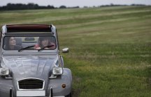 Пара вождения классический винтажный автомобиль — стоковое фото