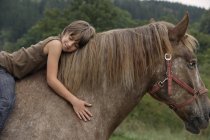 Garçon chevauchant à cheval — Photo de stock
