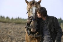 Uomo baciare cavallo — Foto stock