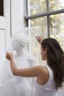 Frau packt Skulptur ein — Stockfoto