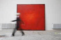 Mujer caminando por la pintura roja - foto de stock